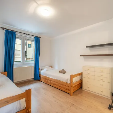 Spacious Seaside With Terrace Daire *