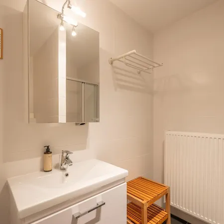 Spacious Seaside With Terrace Daire *